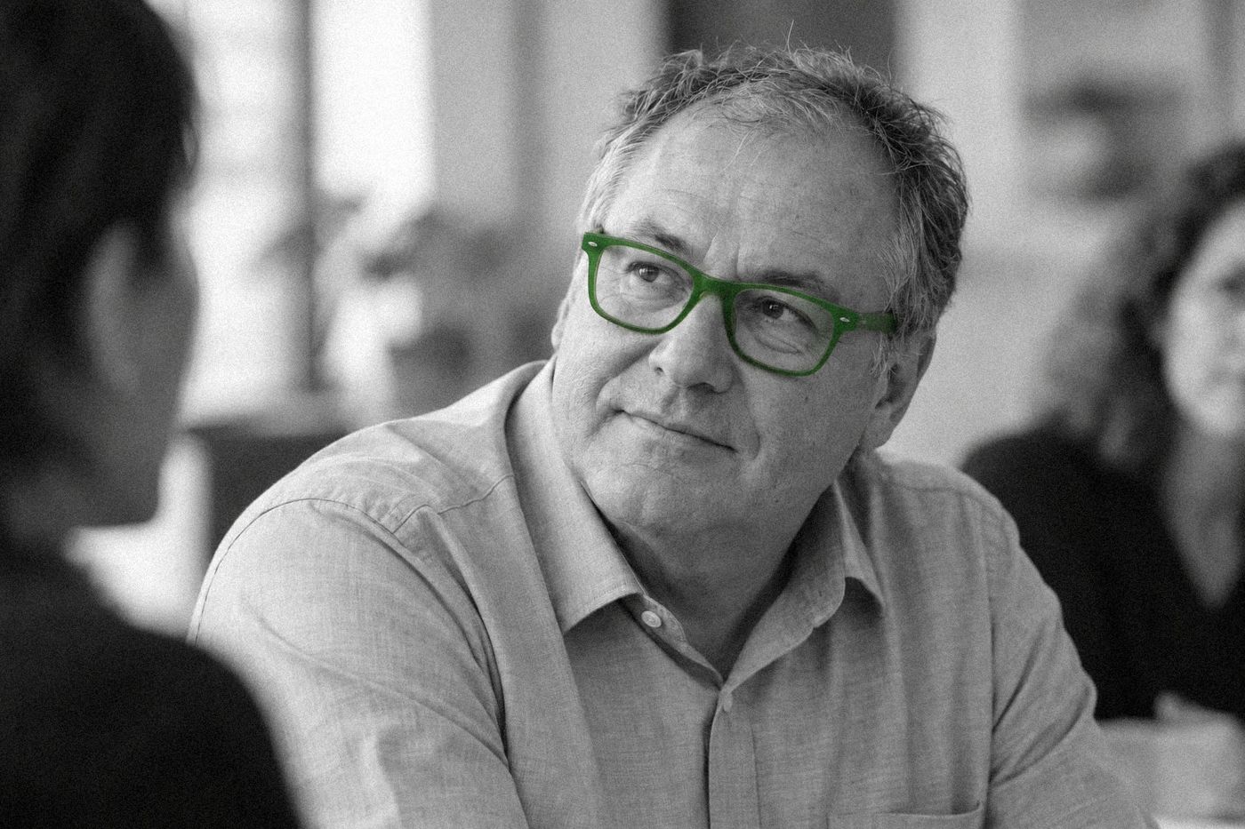 Participant aux lunettes vertes, à l'écoute